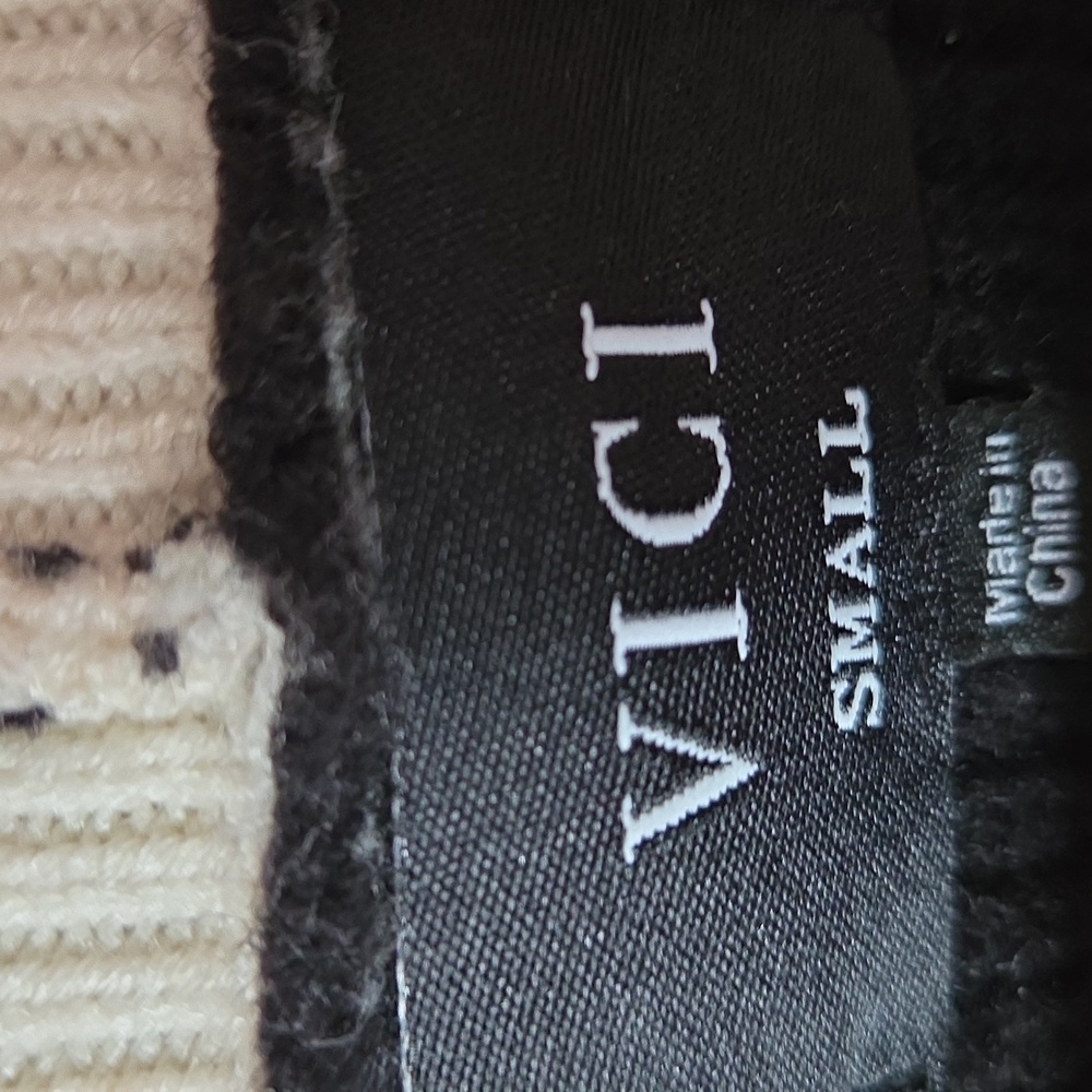 VICI Cream And Black Sweater With Pockets On Each Side. - Picture 2 of 6